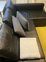 Bettsofa mit Hocker, schwarz, Kunstleder.