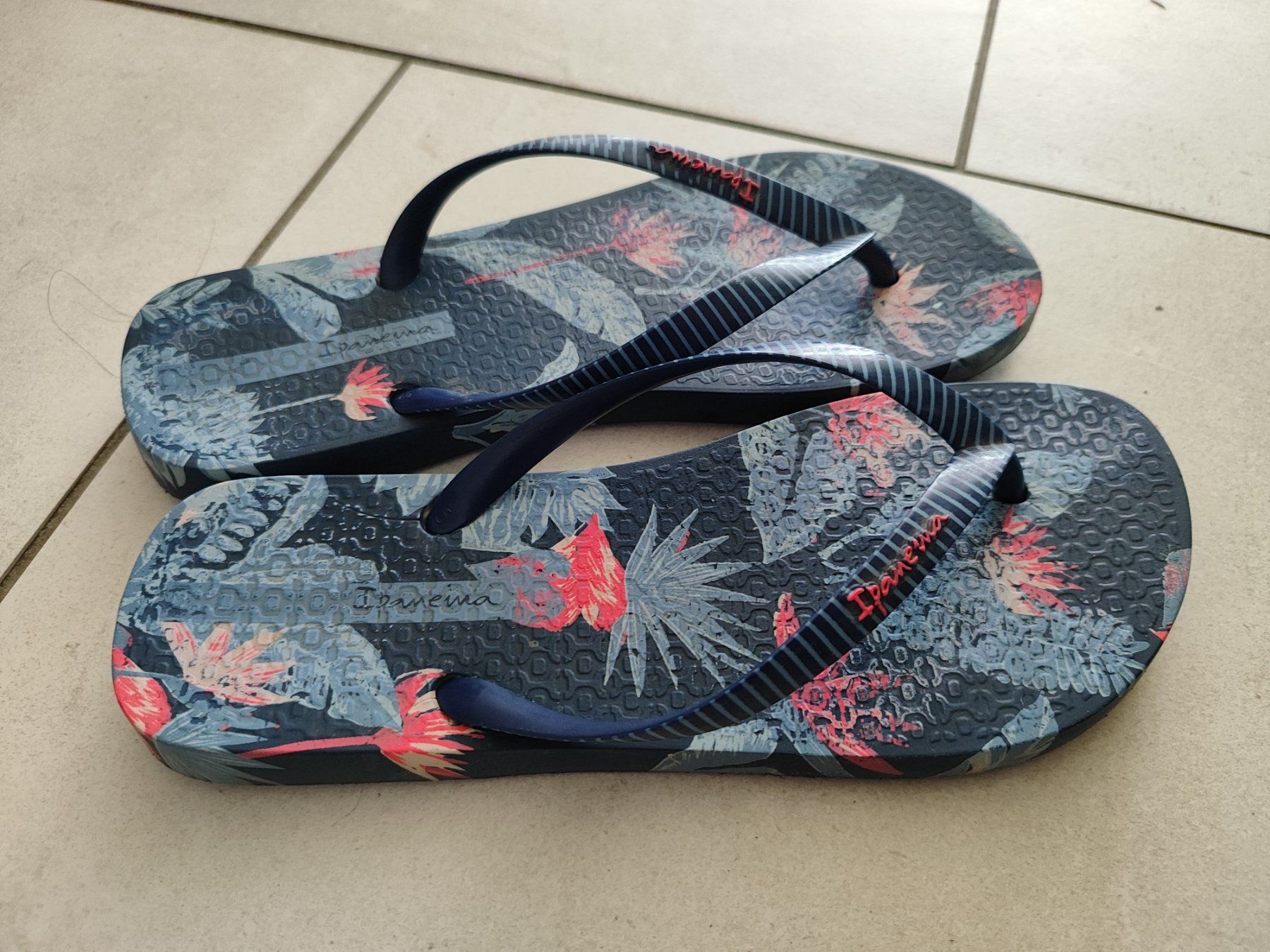 Ipanema Chaussures femmes: Ipanema Flipflops tropical Gr. 37 – D'occasion à Seon par Mandes1