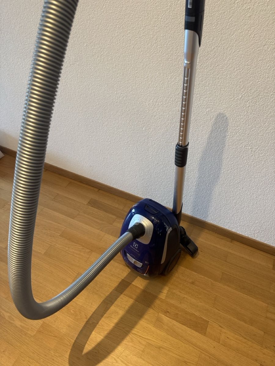 Electrolux Aspirapolveri & Accessori: Electrolux Vacuum Cleaner Blue Good Condition 49 – Usato da Zürich venduto da Sizwe972