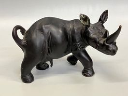 Nashorn Bulle aus Hartholz geschnitzt