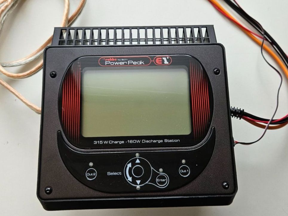 Robbe Akkus, Ladegeräte & Netzgeräte: Robbe No. 8471 PowerPeak-E1 universal Akku Ladegerät – Gebraucht aus Seengen von Wiederverwender