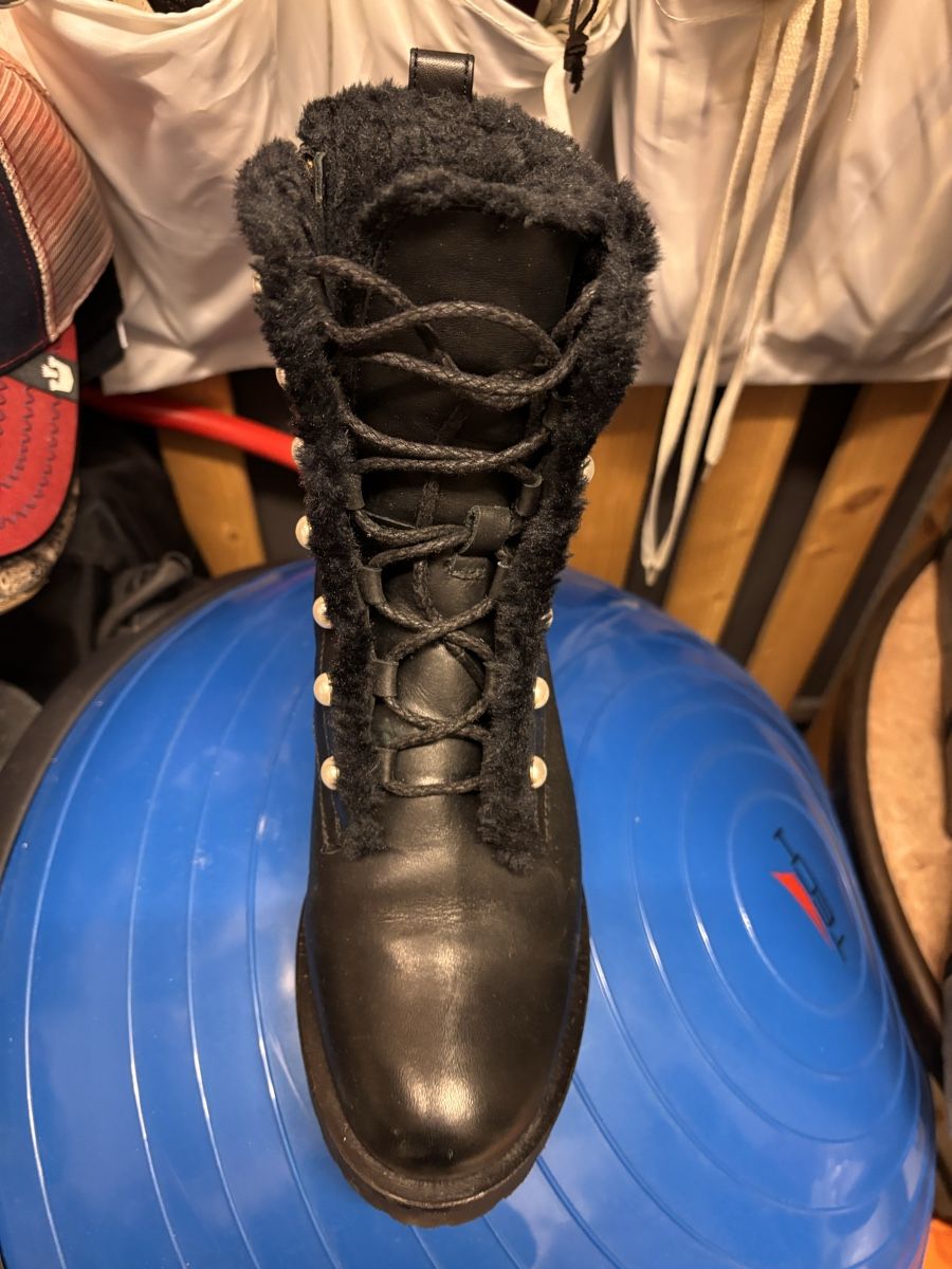 Damenschuhe: Chic Winter Boots with Pearls, Black Leather, Fur Inside – Gebraucht aus Zürich von Sonikasantos 1