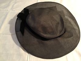 Antiker Damenhut mit breiter Krempe  und schwarzem Samtband.