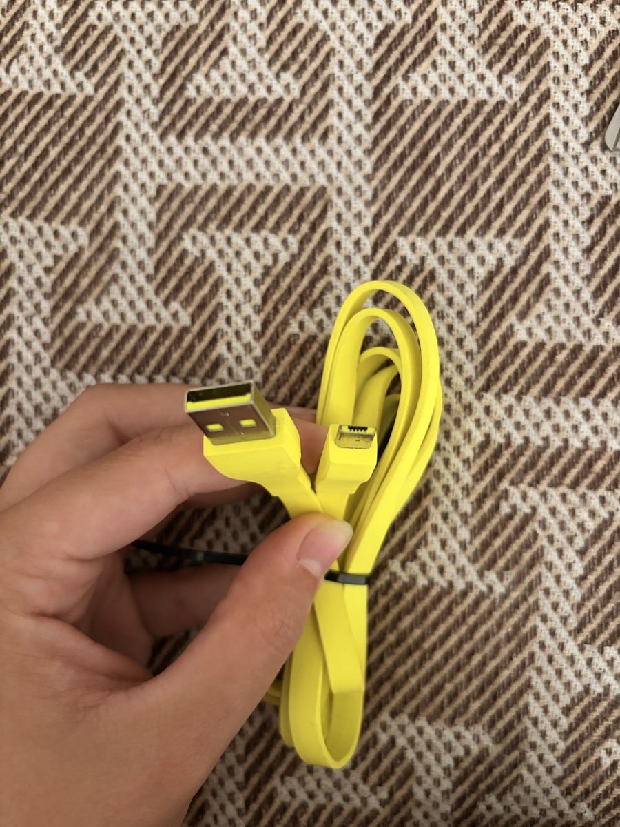 Kabel: Ladekabel USB auf Micro-USB gelb neuwertig – Gebraucht aus St.Gallen von rslalfs 1