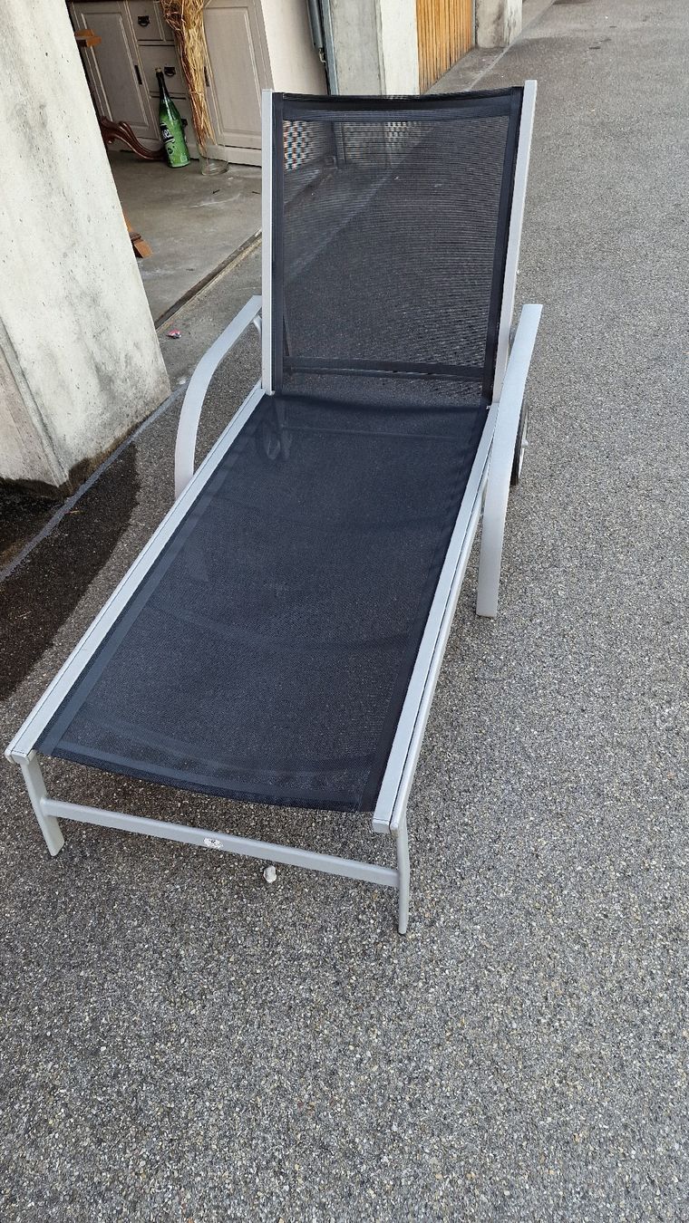 Liegen & Liegestühle: Liegestuhl Aluminium Schwarz mit Rollen  – Gebraucht aus Herisau von Antiques.AR