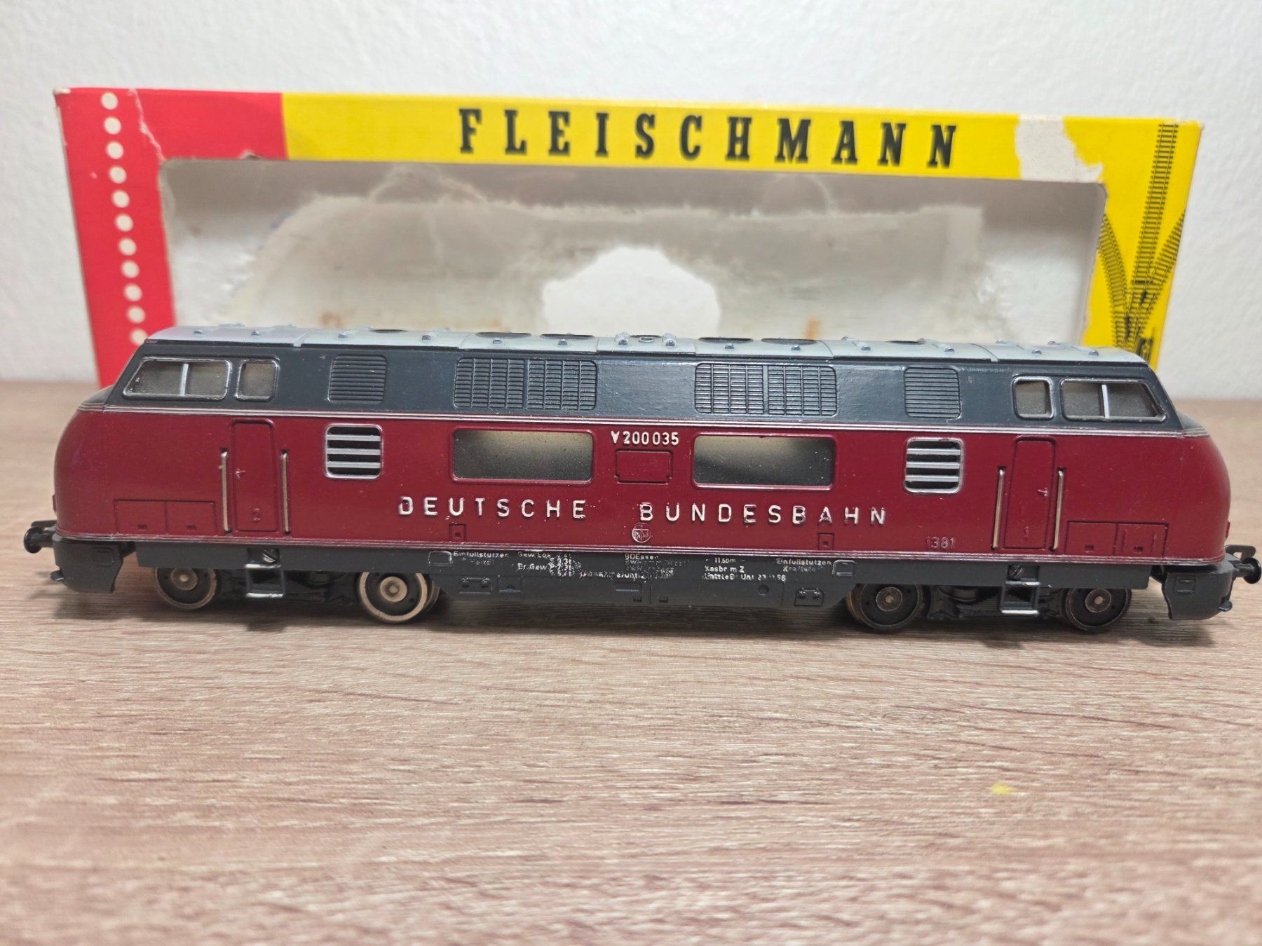 Fleischmann Modellini di ferrovie: Fleischmann 1385 Diesellok V200 DB H0 – Usato da St-Aubin-Sauges venduto da Lo_Go