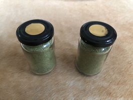 Ein Gewürzglas mit Rosmarin