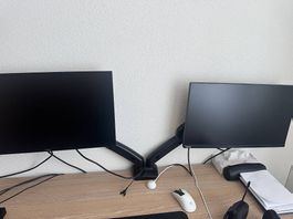 2 Monitore mit Tischhalterung