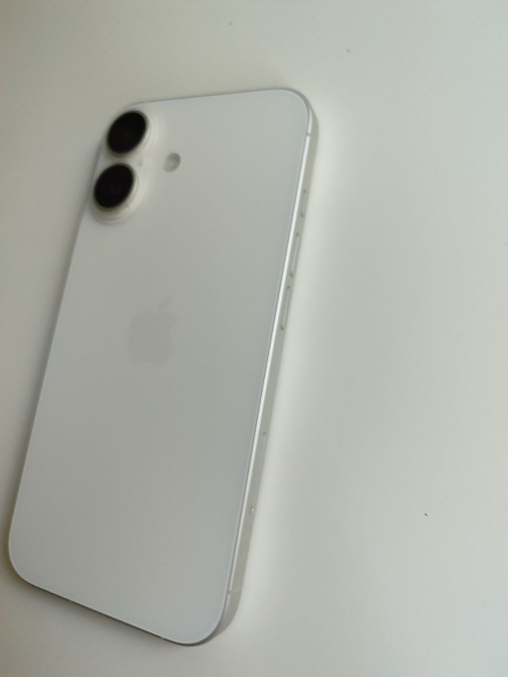 Apple Telefoni cellulari / Smartphones: iPhone 16 mit Apple MagSafe und Privacy Screen – Usato da Zürich venduto da flo_2h5w 3