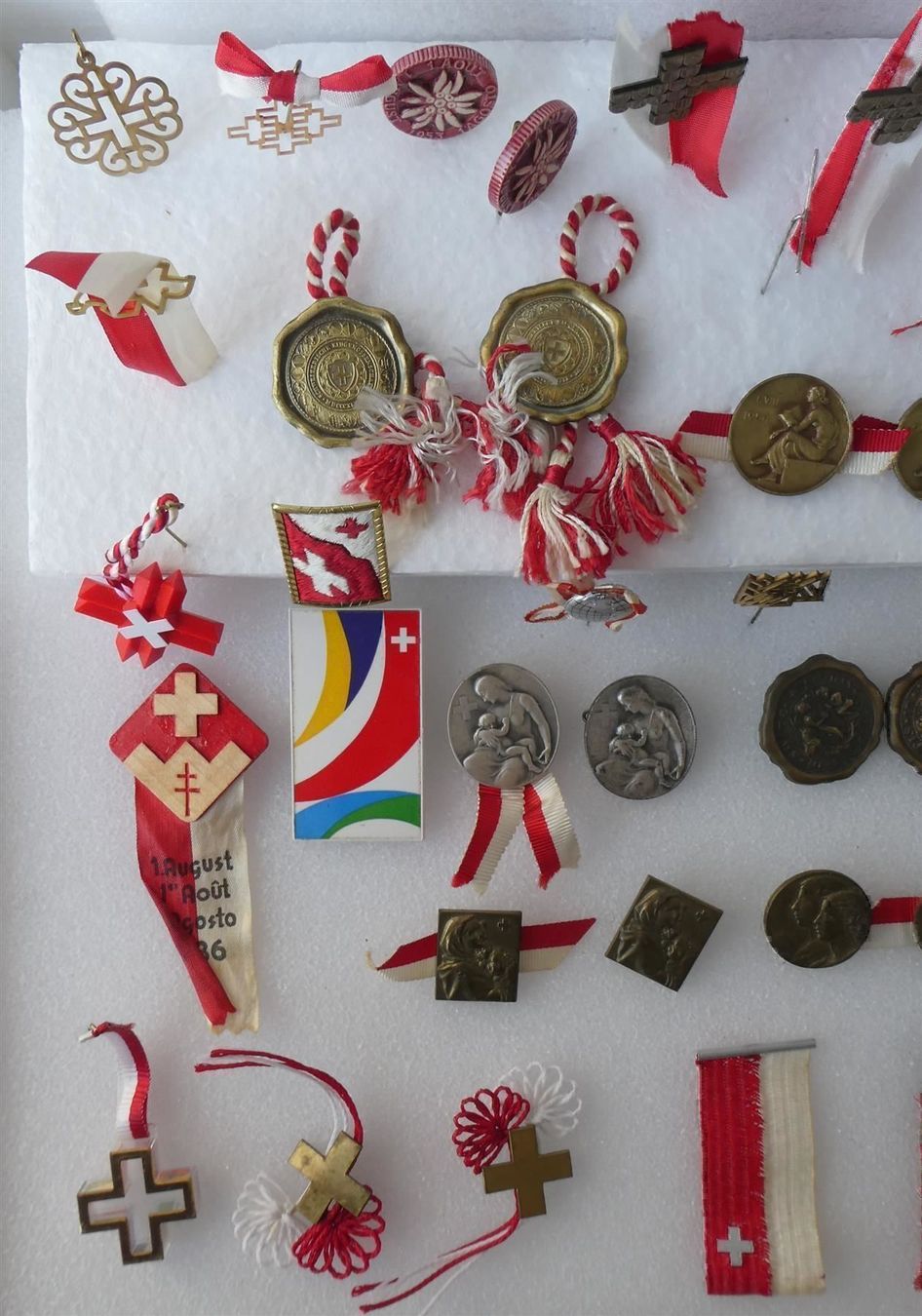 Swiss Plaketten & Abzeichen: August Augustabzeichen Badges 46 Stück – Gebraucht aus Frauenfeld von Astra13 5