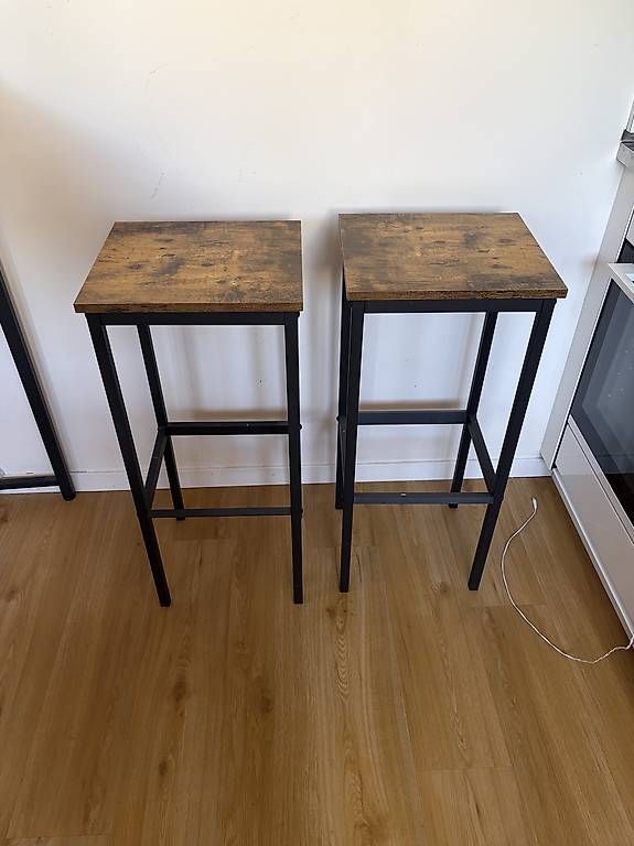 Set di tavolo e panche: Bar mit 2 Hocker – Usato da Horw venduto da fab_b9kw 2