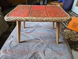 Retro Beistelltisch Rattan mit Keramikplatten, top Zustand!