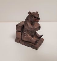 Bär sitzend mit Zündholzschachtelhalter