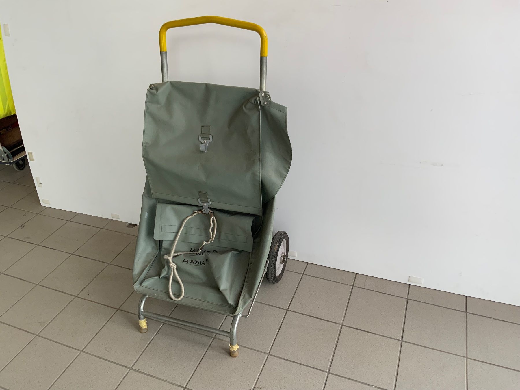 Koffer & Taschen: Alter Briefpost Handwagen von die Post – Gebraucht aus Erlach von silvia3235
