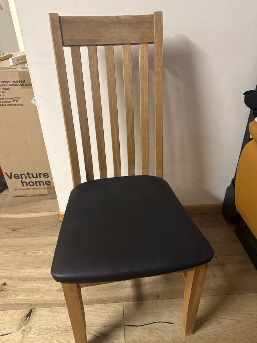 Conforama Sedie: Holzstuhl mit schwarzem Sitzbezug – Usato da Schlieren venduto da Outlet365 1