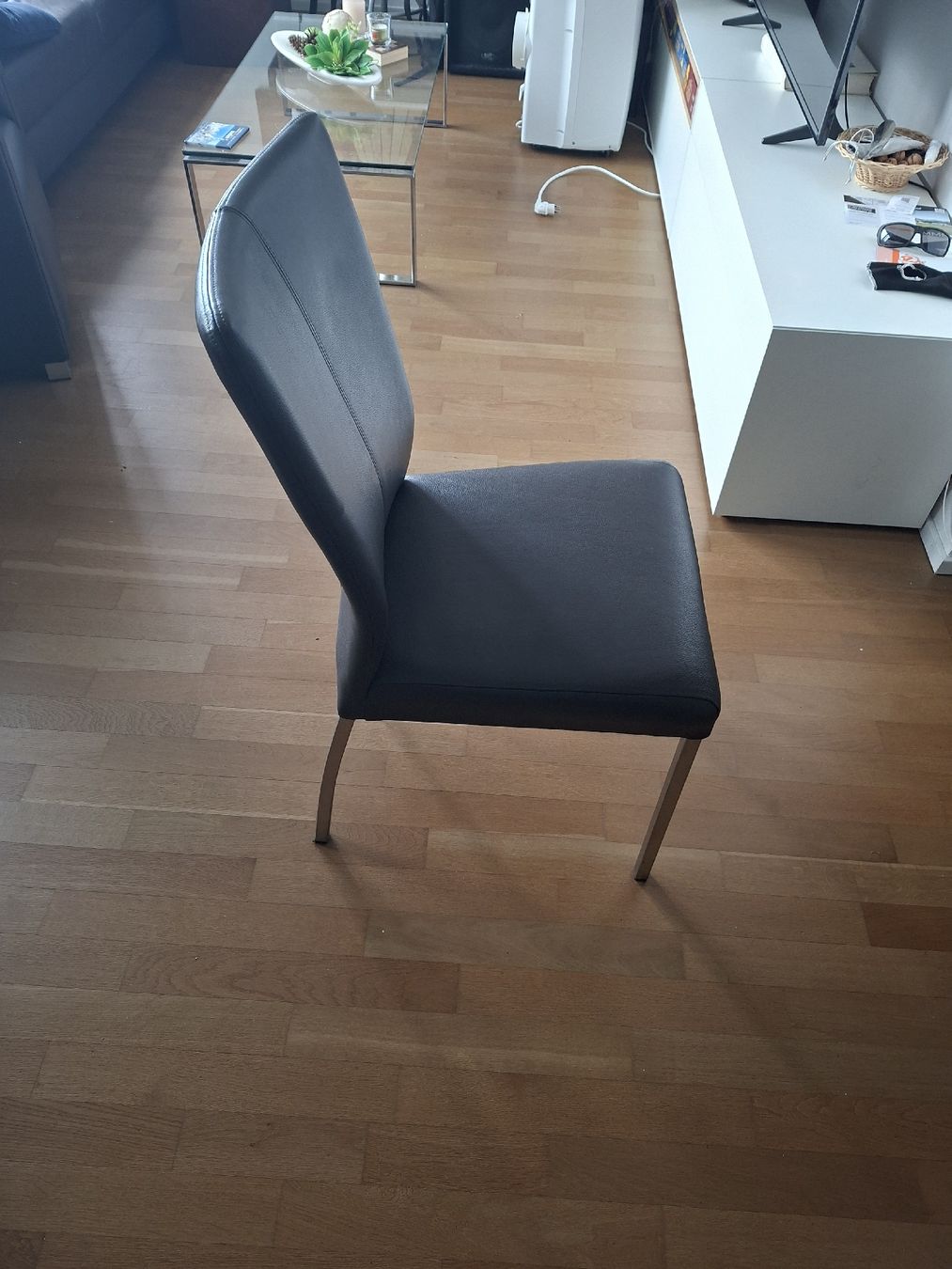 Stühle: 6 neuwertige schwarze Kunstleder Stuehle, Home oder Office. – Neu (gemäss Beschreibung) aus Rorschach von Stirnrunzler 2