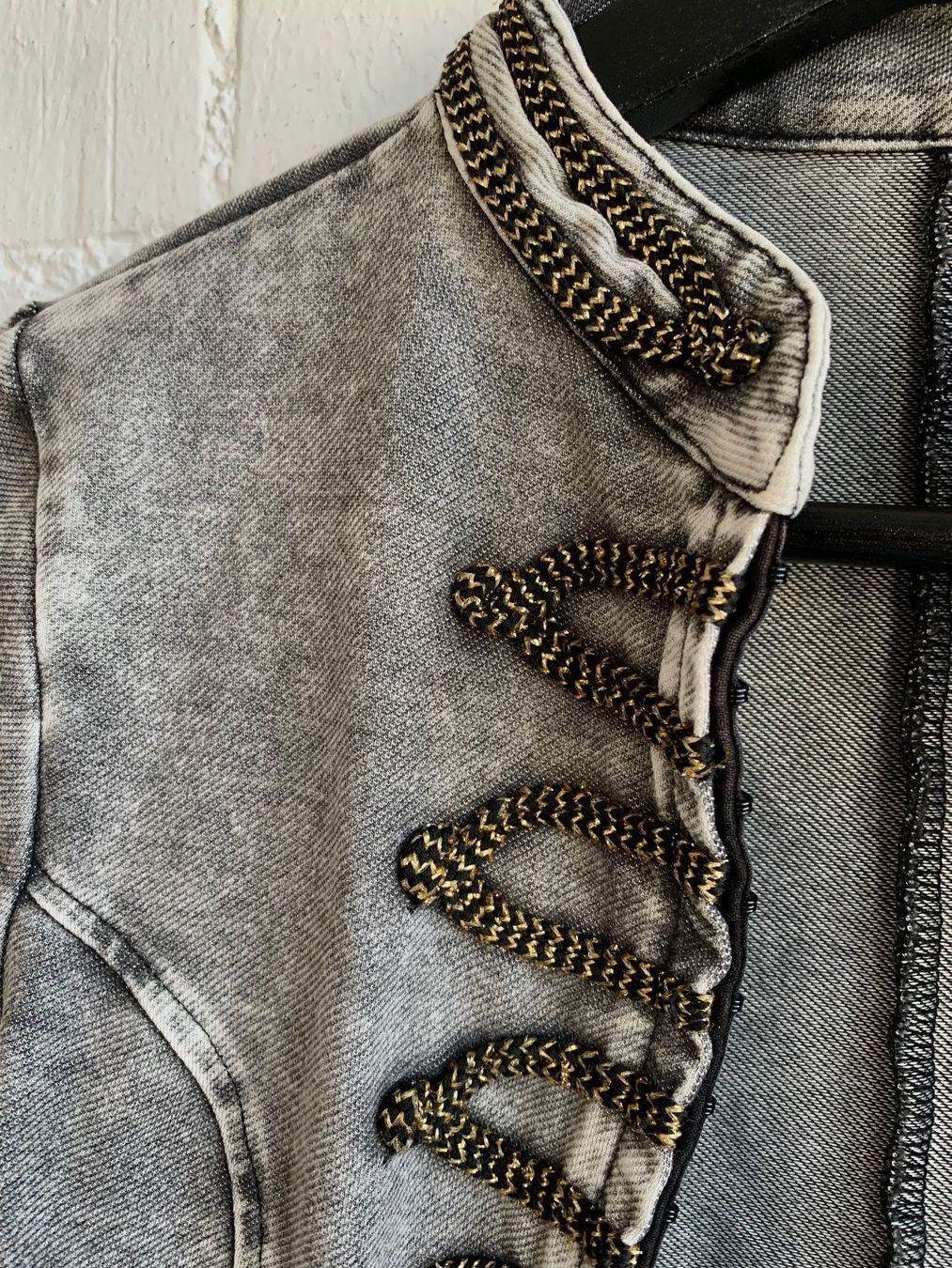 H&M Bolero: Bolerojäckchen mit Goldbordüre – Usato da Bern venduto da Fraeuleinhonig 5