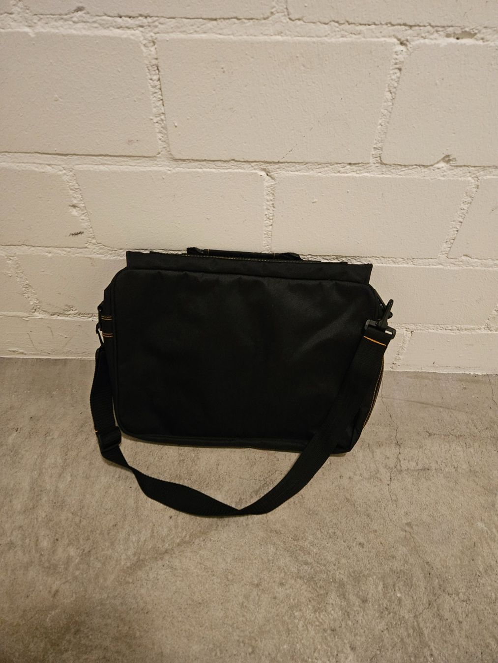 Notebooks: Schwarze Umhängetasche, Schultertasche, Freizeit, Laptop – Gebraucht aus Chur von Einszweidreiviermein 1