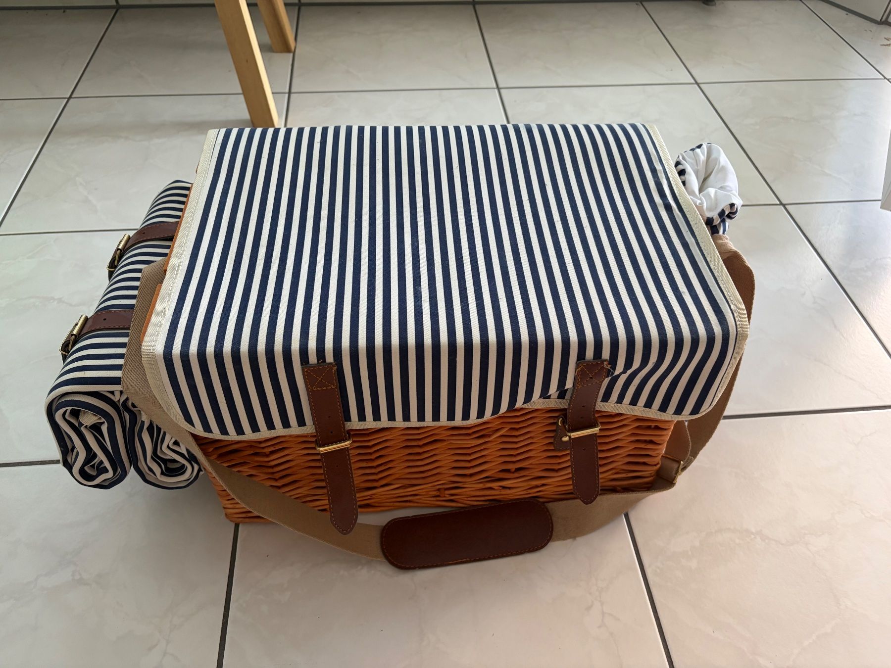 Autres articles pour la maison: Picknickkorb New – Neuf avec emballage d'origine à Hergiswil NW par irinagraf