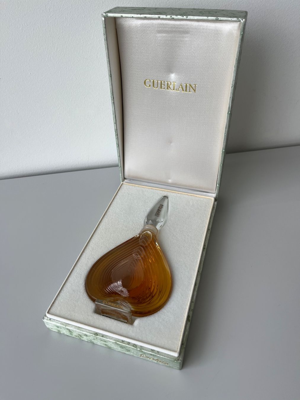 Guerlain Profumi & Eau de Toilette: CHAMADE Extrait GUERLAIN - Vintage - Herzflakon und Koffer – Usato da Zollikofen venduto da spunk65 1