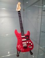 RED HOT CHILLI PEPPERS Modell Gitarre, Holz, H.26cm, Unikat!