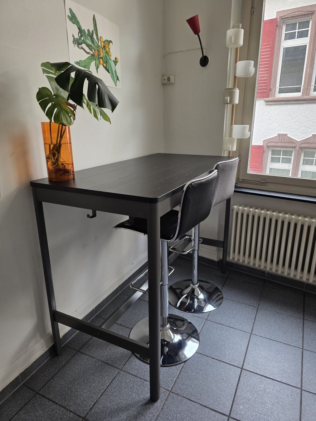Set di tavolo e panche: Bartisch mit zwei Barhockern schwarz – Usato da Zürich venduto da chi_hn56