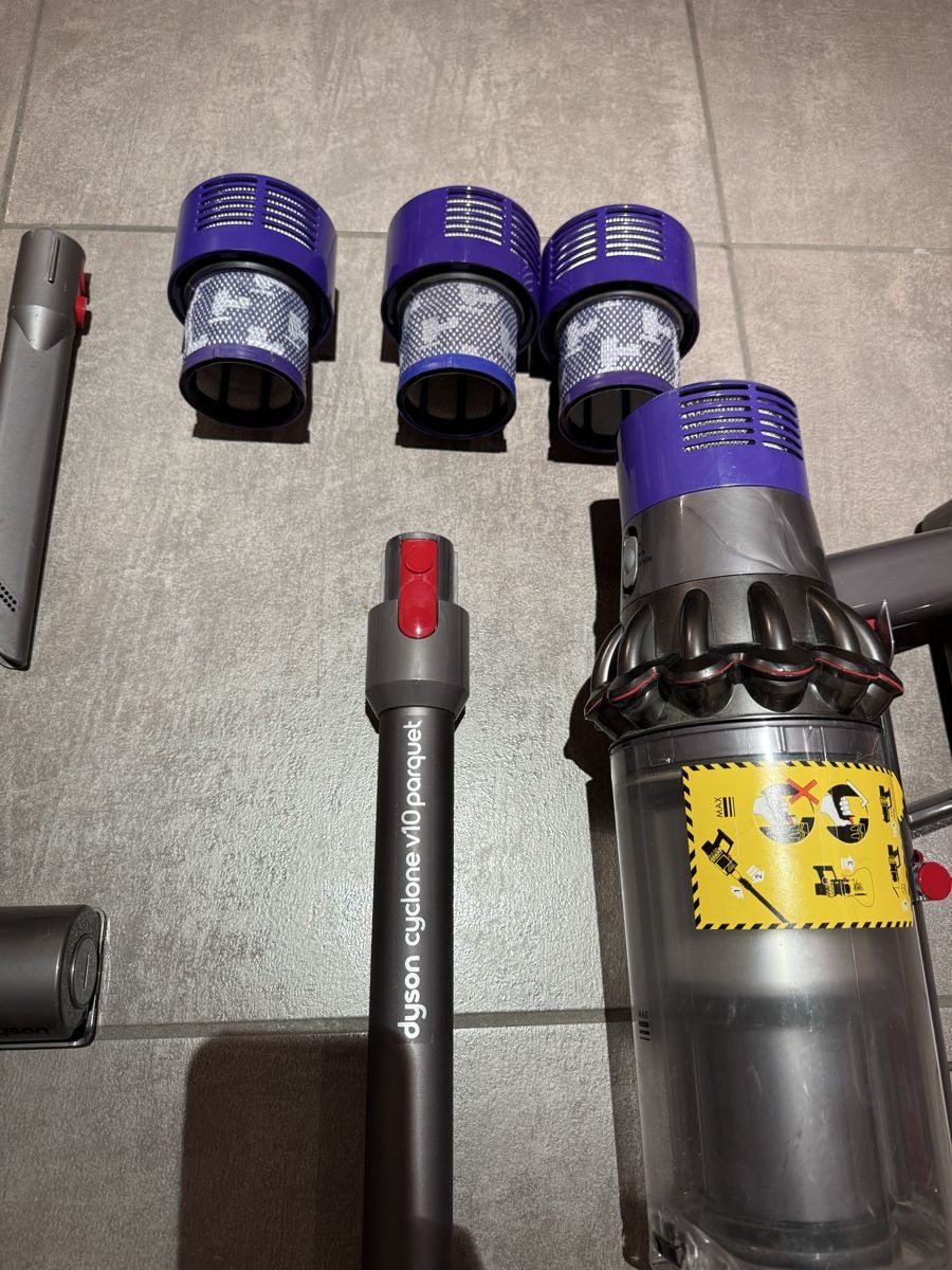 Dyson Aspirateurs & Accessoires: Dyson V 10  – D'occasion à Claro par KarinS84 4