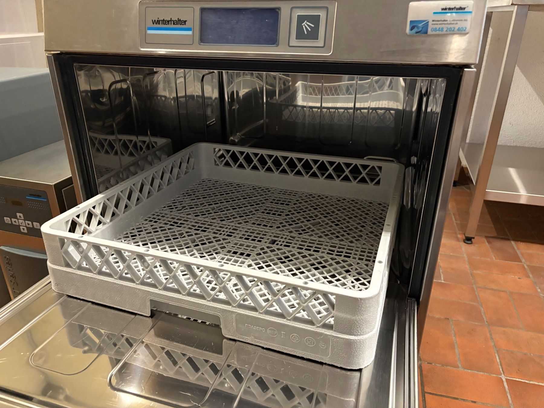 Winterhalter Lavastoviglie: Winterhalter UCM Unterbauspülmaschine – Usato da goldau venduto da G.app 5