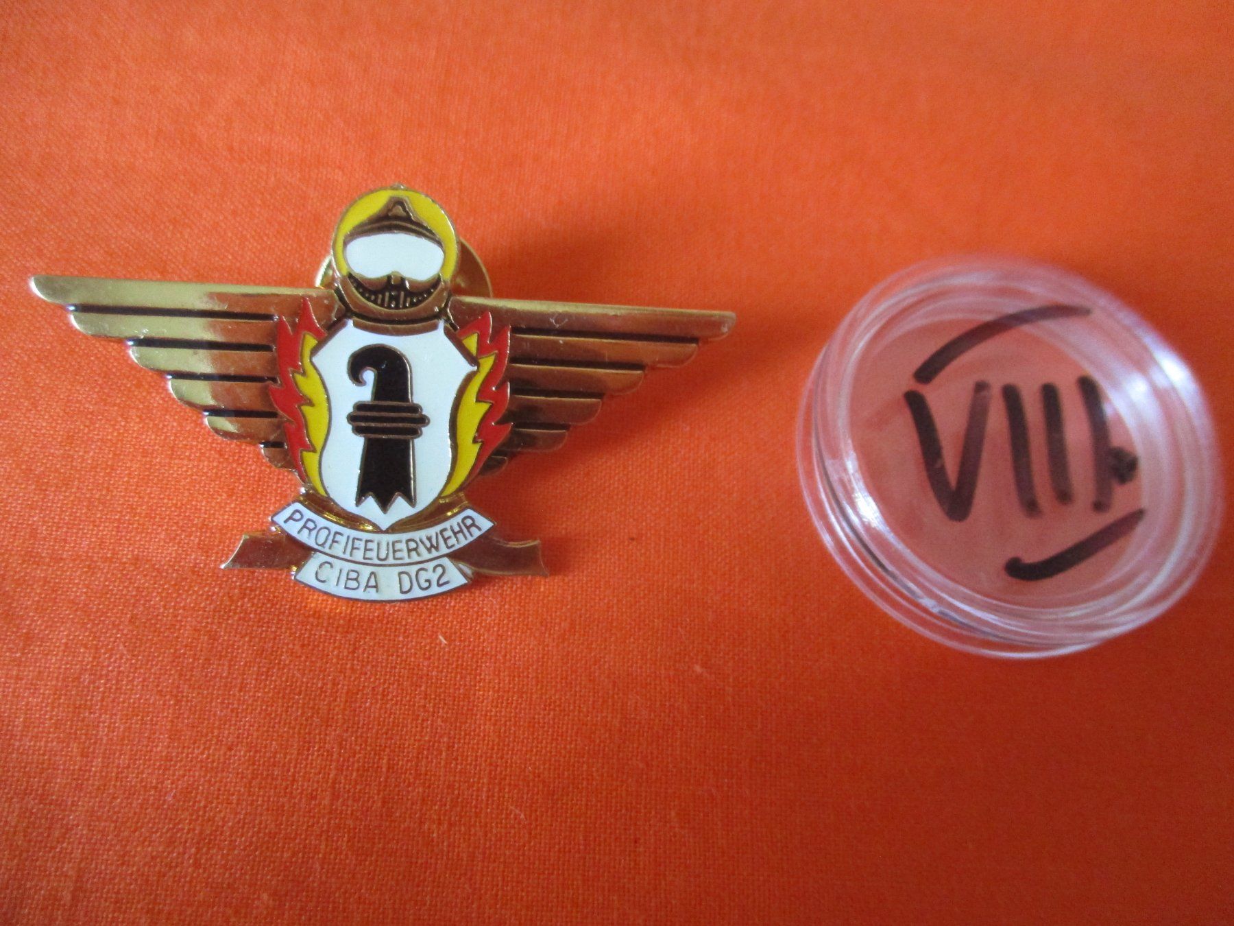 Plaquettes & Badges: Pin Abzeichen Profi Feuerwehr Ciba – D'occasion à Birsfelden par alles-muss-raus