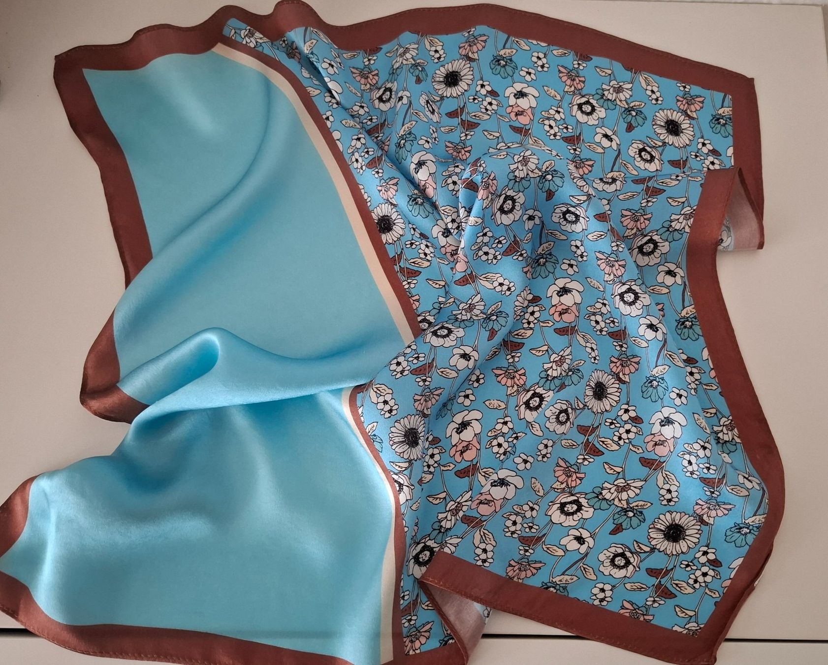 Foulards, Tücher & Schals: Seidentuch blau mit Blumenmuster quadratisch – Neu (gemäss Beschreibung) aus Rieden SG von Mohu1