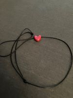 Verstellbare schwarze Halskordel mit rotem Keramikherzchen
