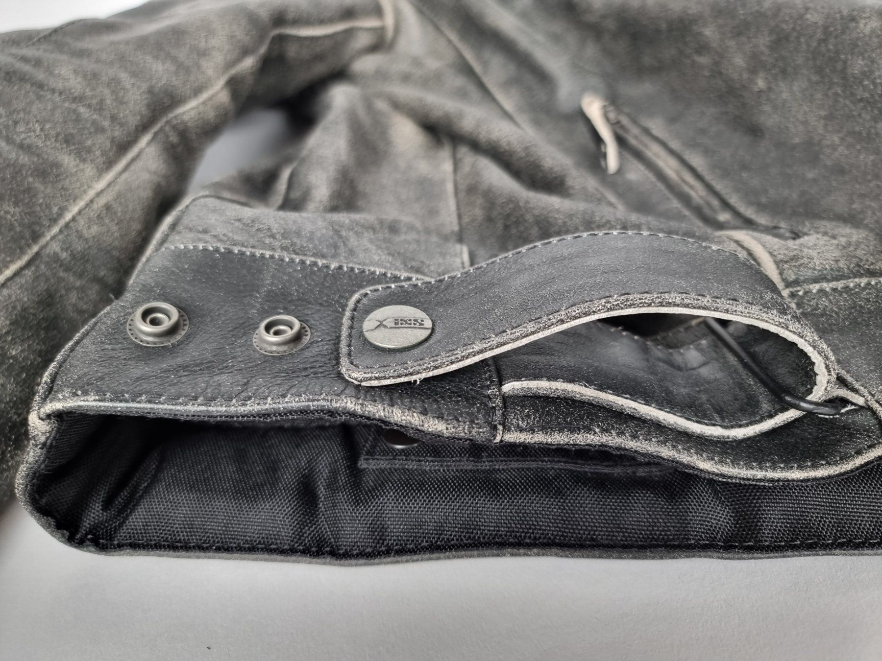 IXS Giacche: iXS Motorrad-Lederjacke – Usato da Urtenen-Schönbühl venduto da Restwert_Schoenbuehl 5