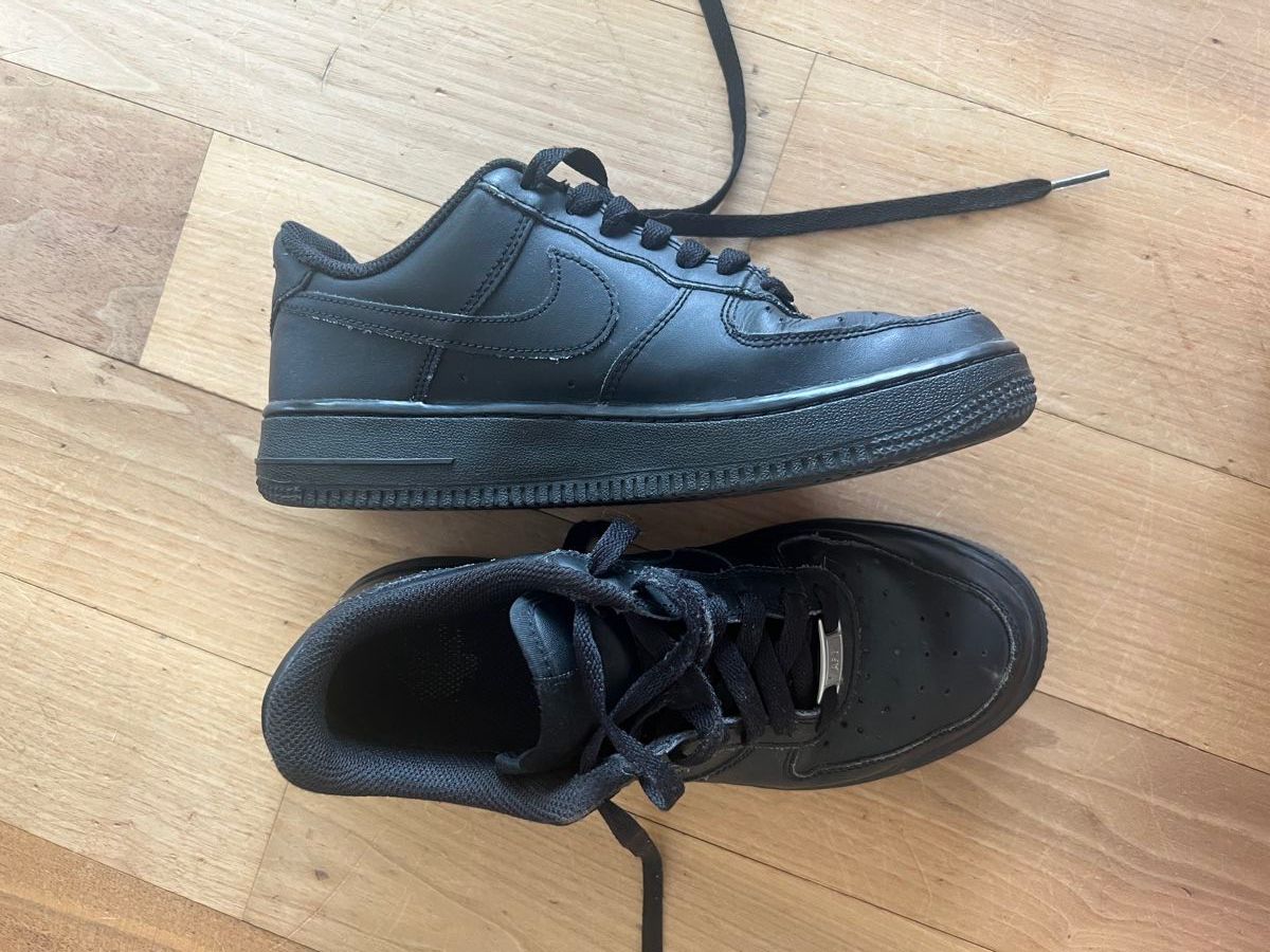 Nike Chaussures hommes: Schwarze Nike Airforce 1 Gr.38 US 5.5 – D'occasion à Oberwil-Lieli par 2carin