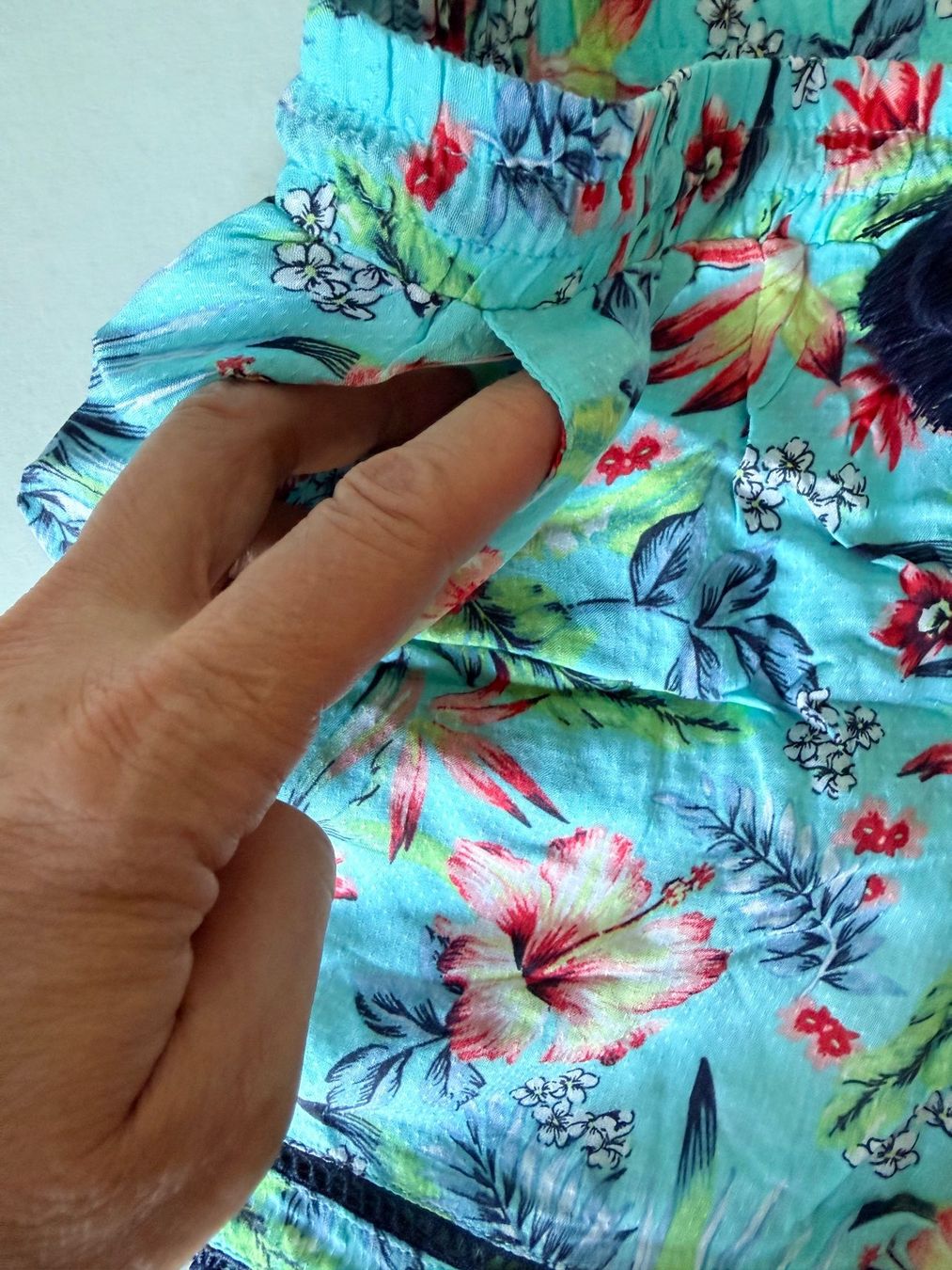 Esprit Pantaloni: ESPRIT, Sommer-Shorts, Grösse S, Farbe Hellblau mit Blumen – Nuovo e nell'imballaggio originale da Rudolfstetten venduto da gst_g7xl 1