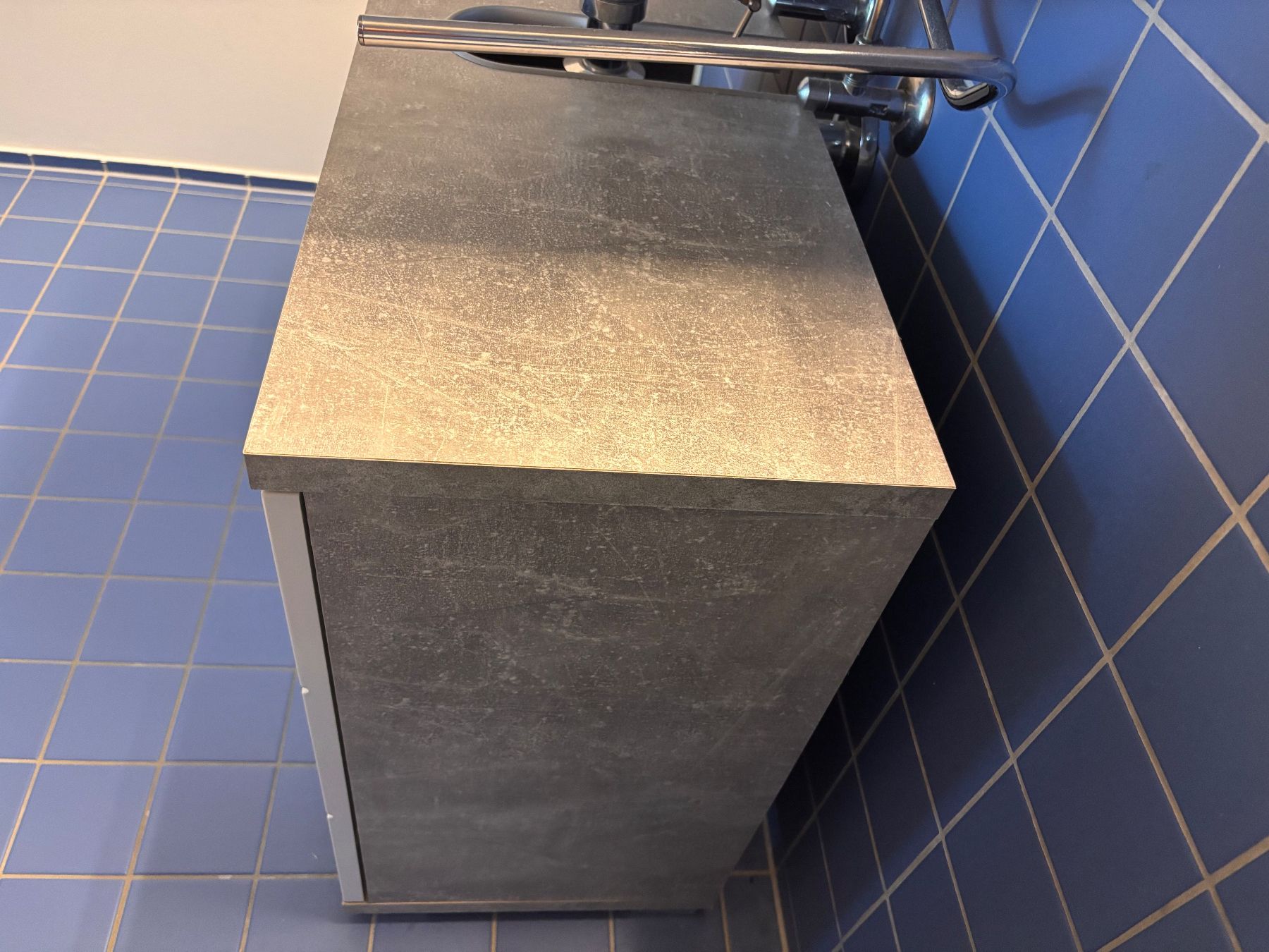 Mobili per bagno: Waschbeckenunterschrank in Stein-Optik – Usato da Winterthur venduto da NinaL02 1