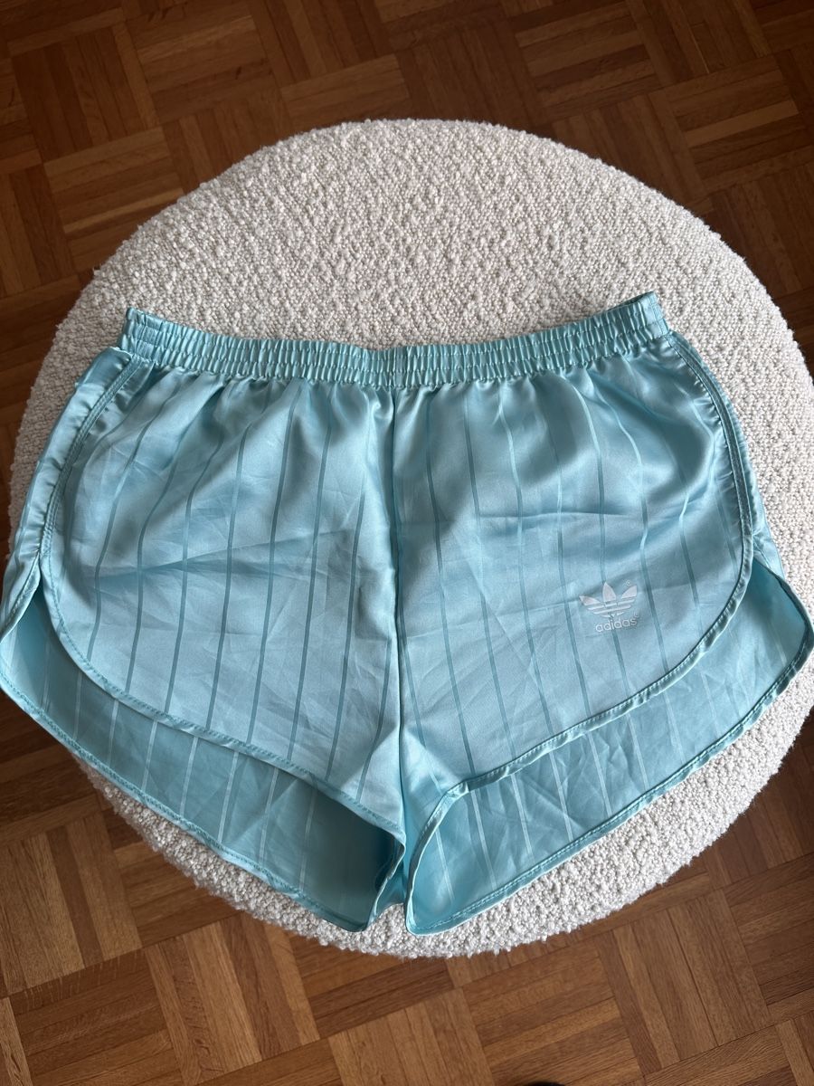 Adidas Pantaloni: Vintage Adidas Runner-Shorts hellblau – Usato da Baden venduto da Marytumby