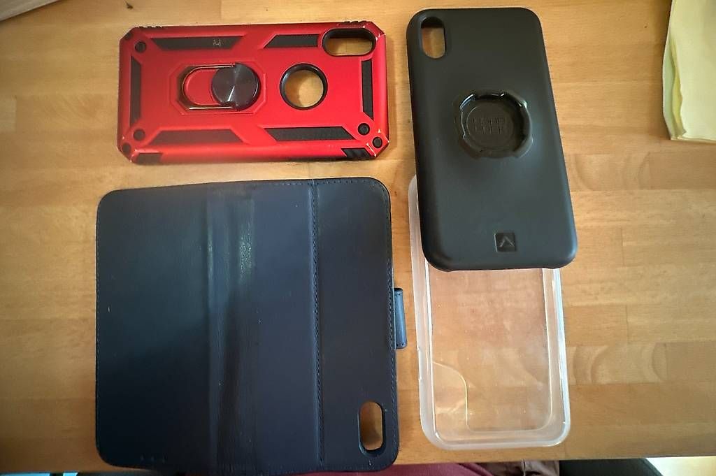 Coques & Protection écran: Hüllen zu Iphone  XR – D'occasion à Pratteln par Kalinichta