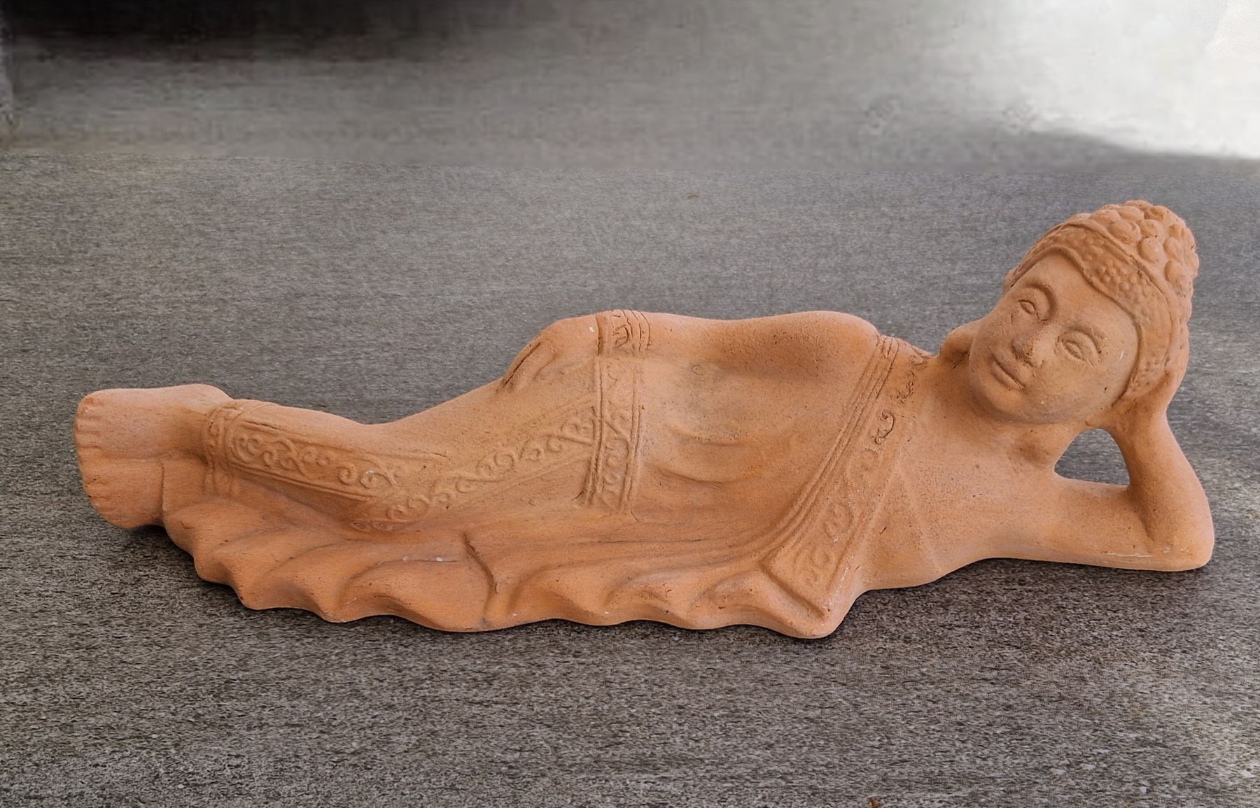 Statuette: Liegender Buddha aus Terracotta – Usato da Winterthur venduto da Eri_fu