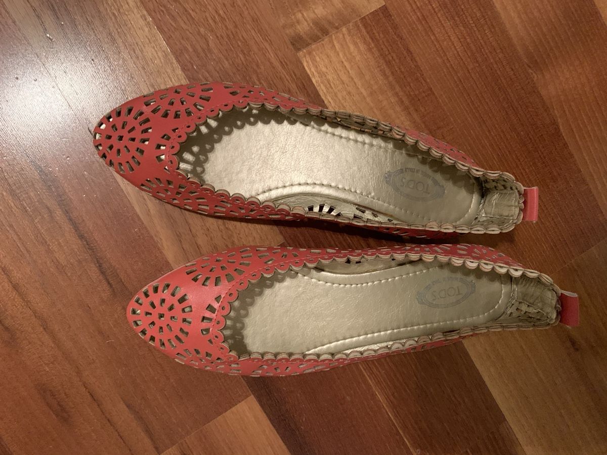 Damenschuhe: Red Laser Cut Ballerinas, Chic and Comfy! – Gebraucht aus Lausanne von milasha 1