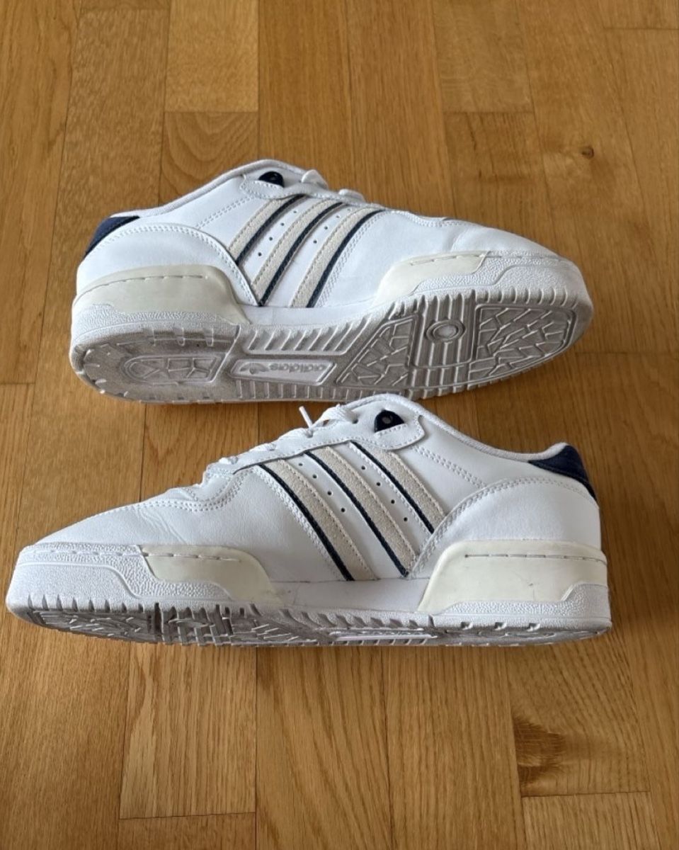 Adidas Scarpe da uomo: Adidas Rivalry Low Baskets, taille 43,5 excellent état – Nuovo (secondo la descrizione) da Payerne venduto da mike_lth 3