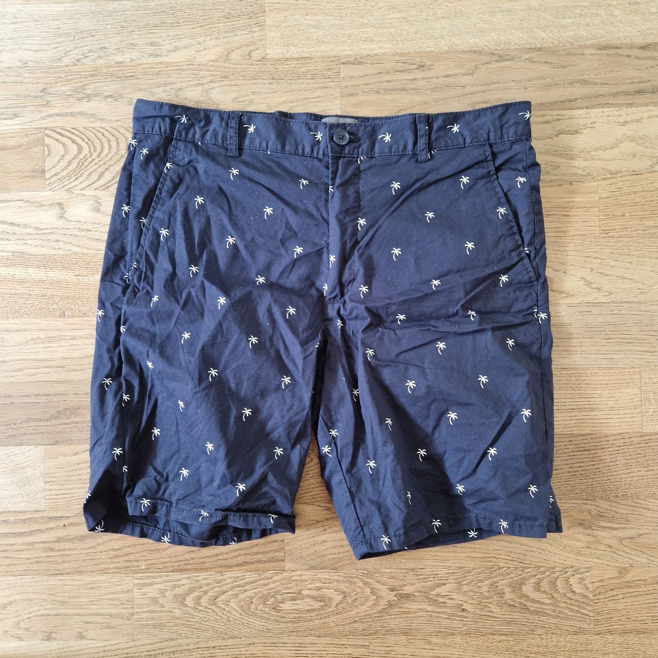 H&M Pantaloni: kurze Freizeithose H&M Gr. 32 blau Palmen – Usato da Nendeln venduto da Zopfie_