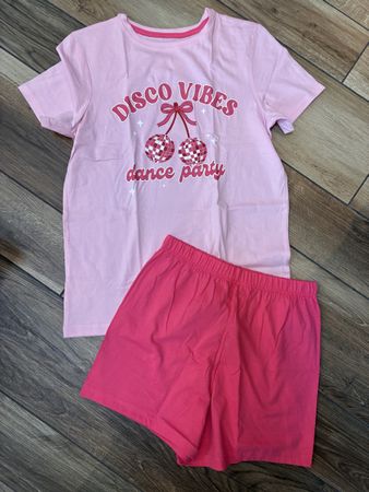 Schönes Pyjama Gr. 152, Neu