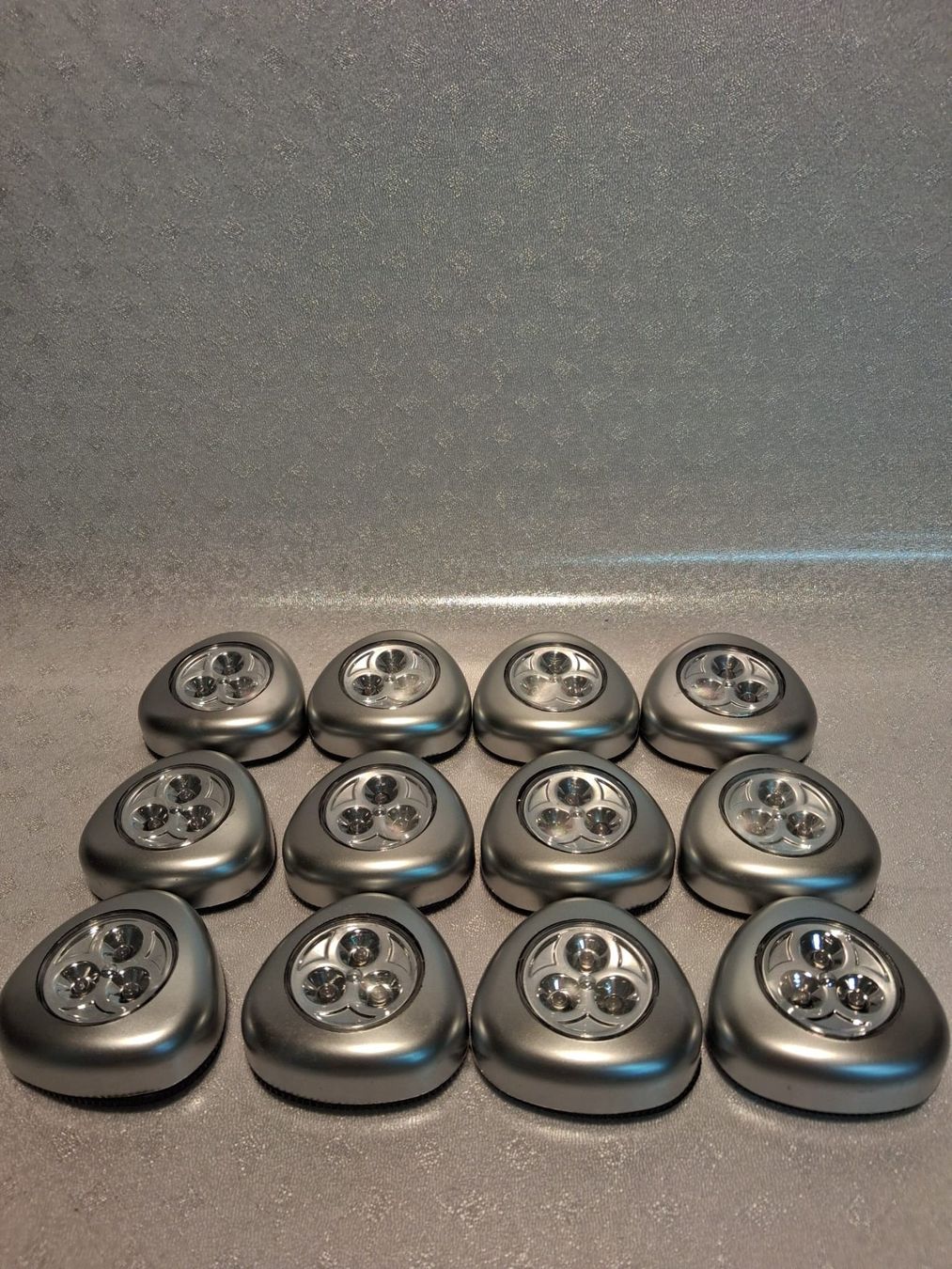 Lampade: Silberne, kabellose LED-Push-Lichter 12 Stk – Usato da Winterthur venduto da mar_jwg7