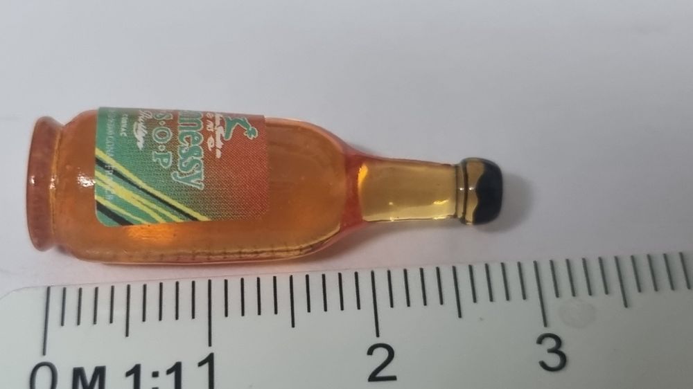 10 Stück Miniatur Wein & Champagner Flaschen – Puppenhaus Zubehör 1:12, Aus Kunststoff