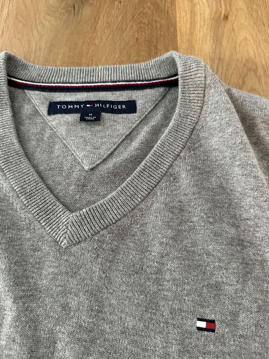 Tommy Hilfiger Pullover & Sweatshirts: Tommy Hilfiger Feinstrickpullover V-Ausschnitt Grau – Gr. M – Gebraucht aus Busswil BE von verowo 1