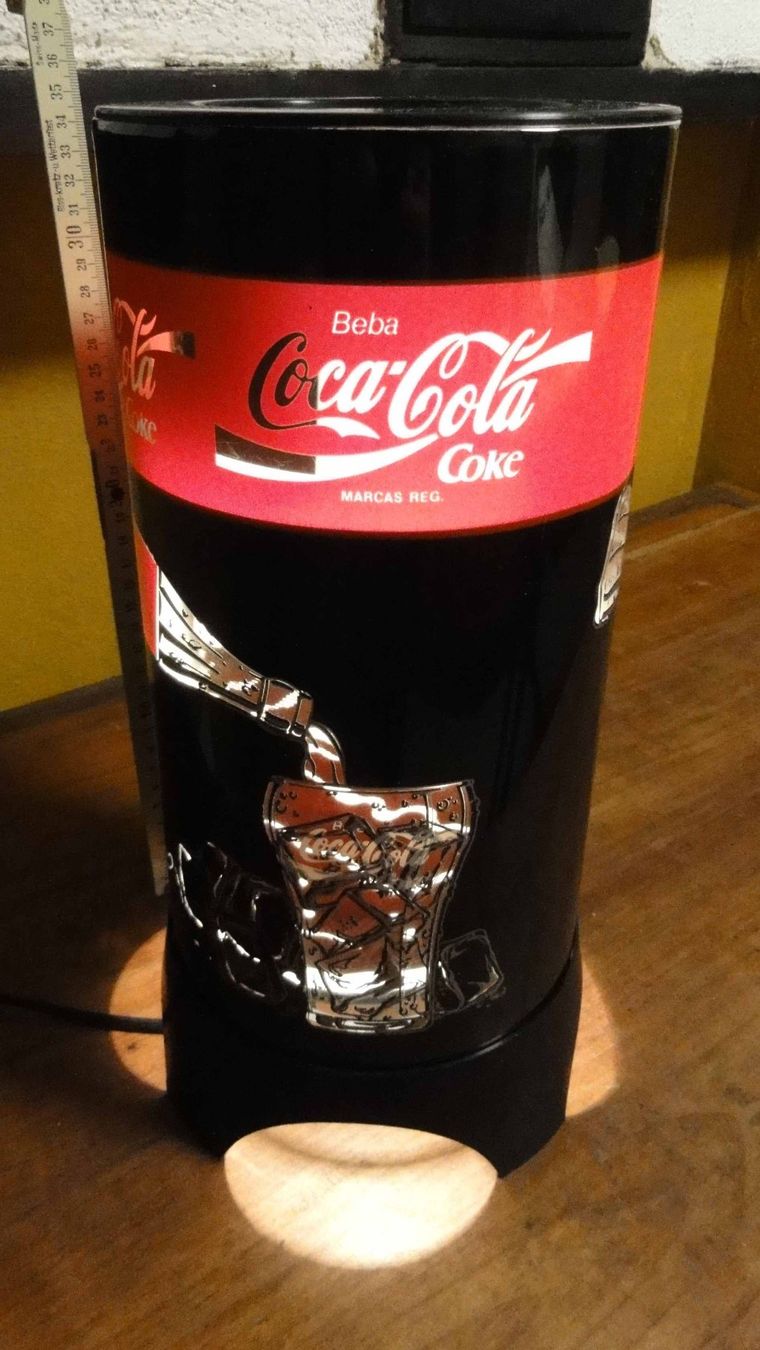 Lampade: Coca Cola Tischlampe aus Kunststoff – Usato da Wohlen AG venduto da Flusslauf