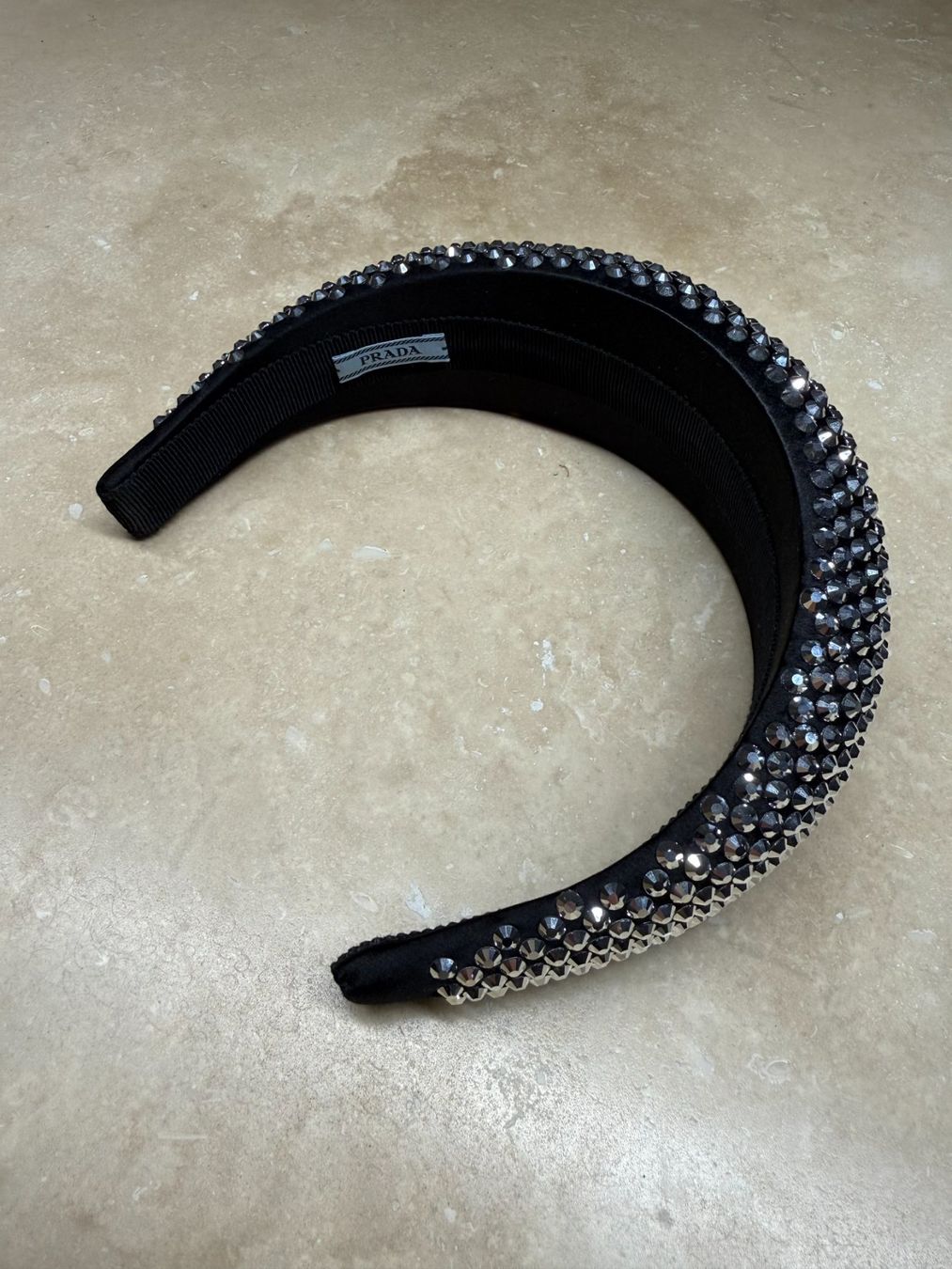 Prada Accessori per capelli: Prada Oversized Crystal-Embellished Padded Haarreif – Nuovo (secondo la descrizione) da Oberburg venduto da Cheysirius 3