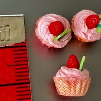 3 Cupcakes (Erdbeer/Kiwi) für Puppenstuben. Handarbeit.