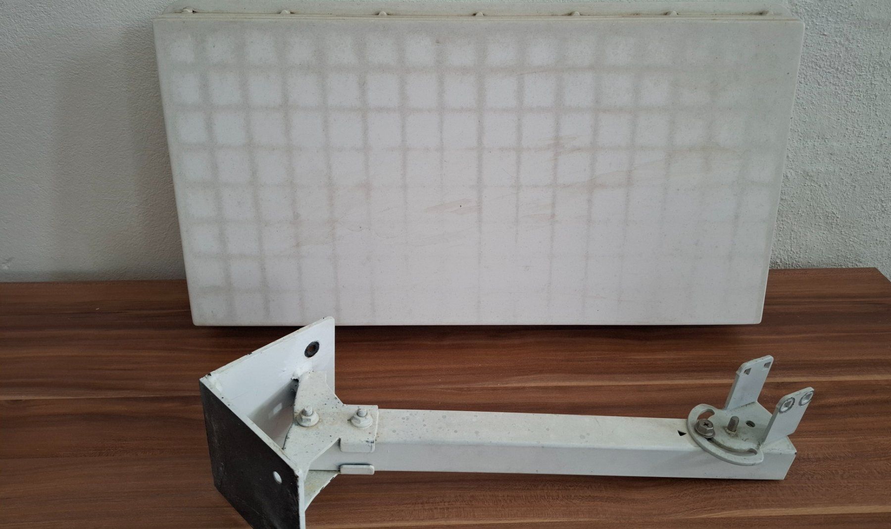 Funktechnik: Antenne satellite compacte Neovia avec support/Neovia Kompak – Gebraucht aus Moutier von antols2155