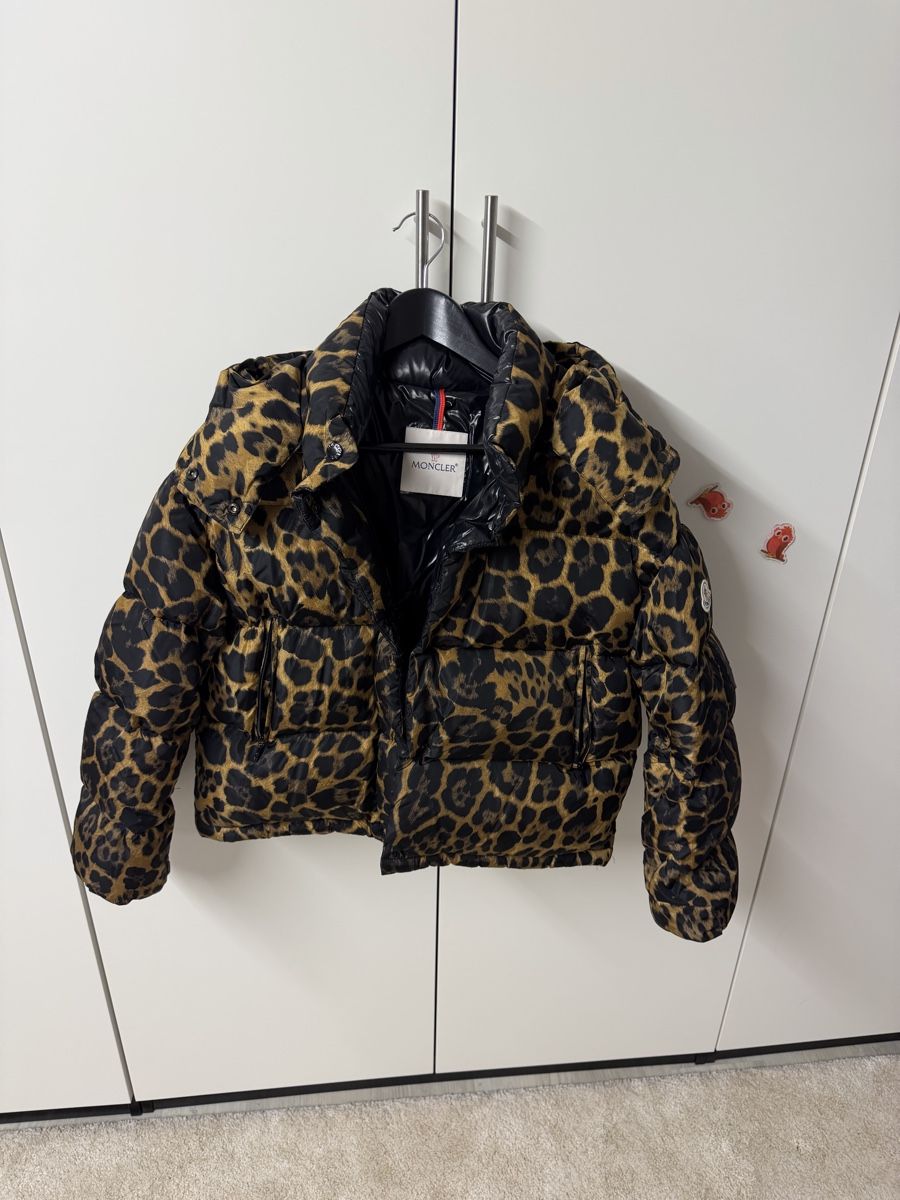 Moncler Giacche: Moncler Leopard Print Padded Jacket, Size Small – Usato da Zumikon venduto da patrick151